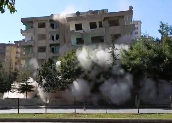 Evinin Yıkılmasını İzleyen Kadın: “Her Şey Bitti Yalan Oldu”