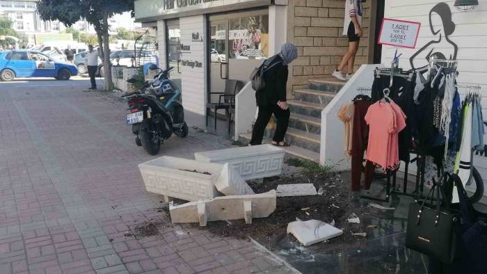 Önce Otomobile Sonra Kaldırımdaki Çiçekliklere Çarptı: 1 Yaralı