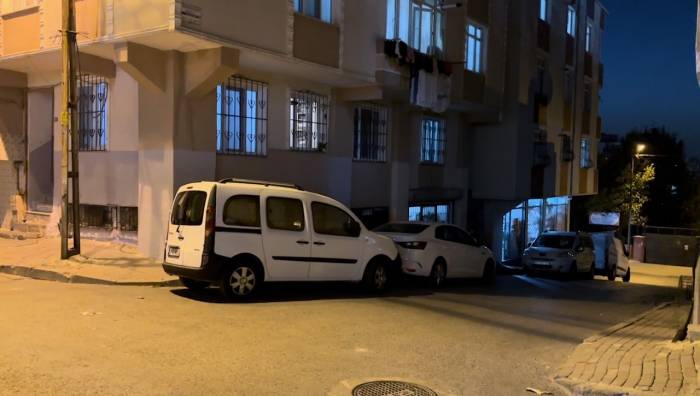 Bağcılar’da Tartışan Lise Öğrencilerin Arasına Silahla Dalan Kişi Kamerada