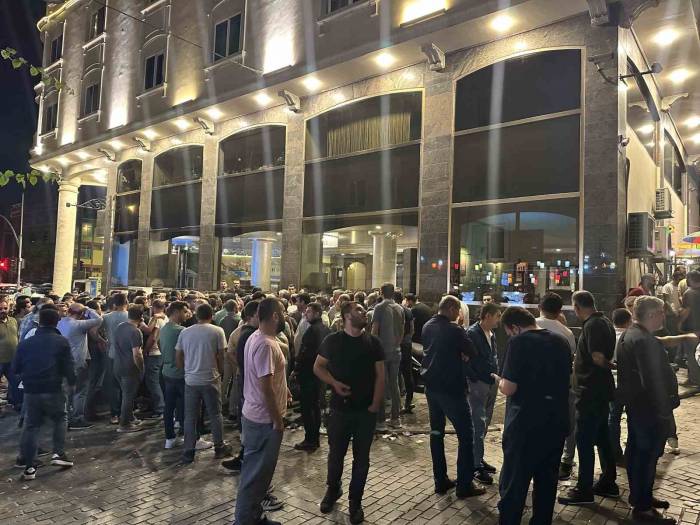 İbb İle İmzalanan Toplu Sözleşmeyi Reddeden Çalışanlar Eylem Yaptı