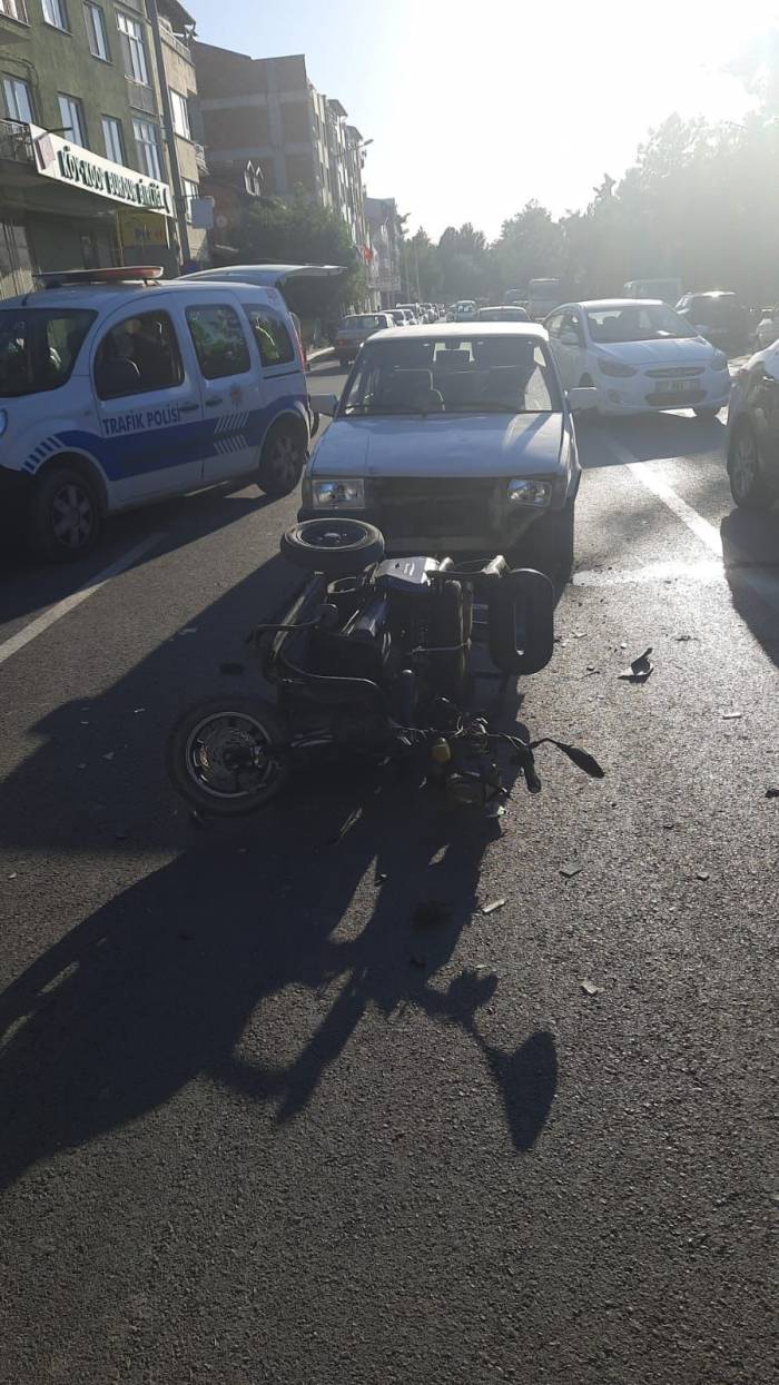 Burdur’da Otomobille Çarpışan Motosiklet Sürücüsü Ağır Yaralandı