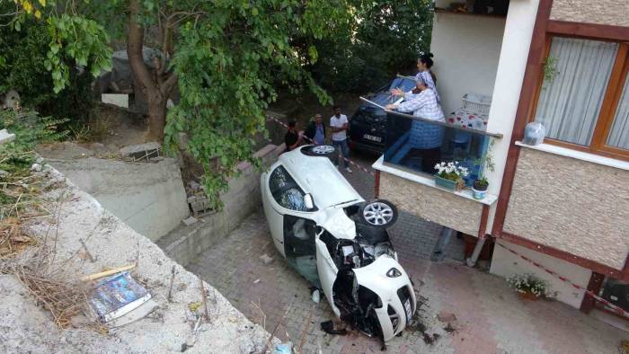 Çekmeköy’de Otomobilin Apartman Boşluğuna Düştüğü Kaza Kamerada