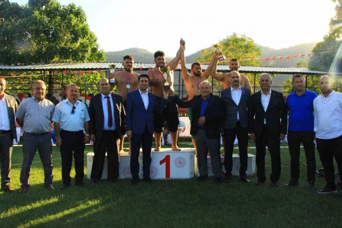 Geleneksel Karakucak Güreşleri’ne 300 Fazla Güreşçi Katıldı