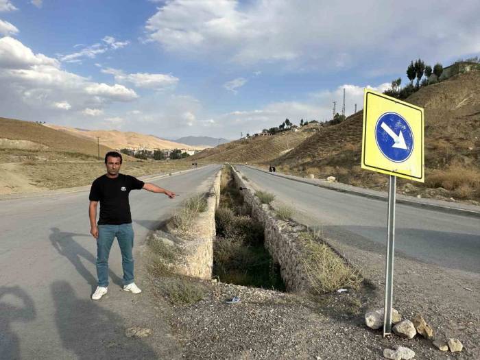 Yolun Ortasında Korkuluksuz Kanal Tehlike Saçıyor