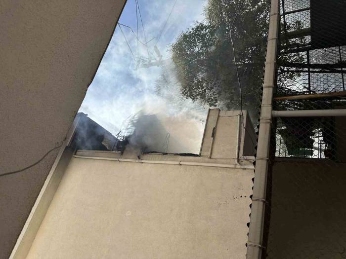 Alev Alev Yanan Kayınpederinin Evini Kovayla Su Dökerek Söndürmeye Çalıştı
