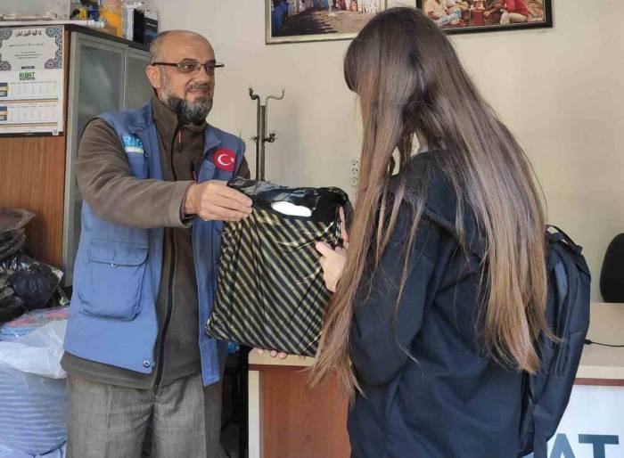 Kütahya Ribat İnsani Yardım Derneğinden 70 Öğrenciye Kırtasiye Yardımı