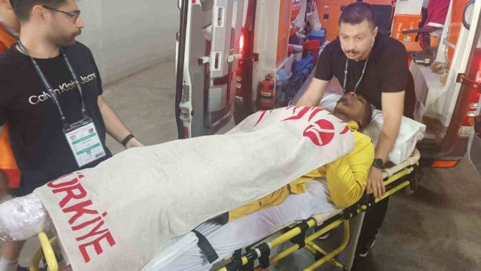 Simon Deli, Ayağında Kırık Şüphesiyle Hastaneye Kaldırıldı