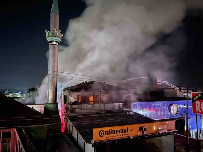 Geceyi Aydınlatan Yangın, 4 Saat Sonra Kontrol Altına Alındı