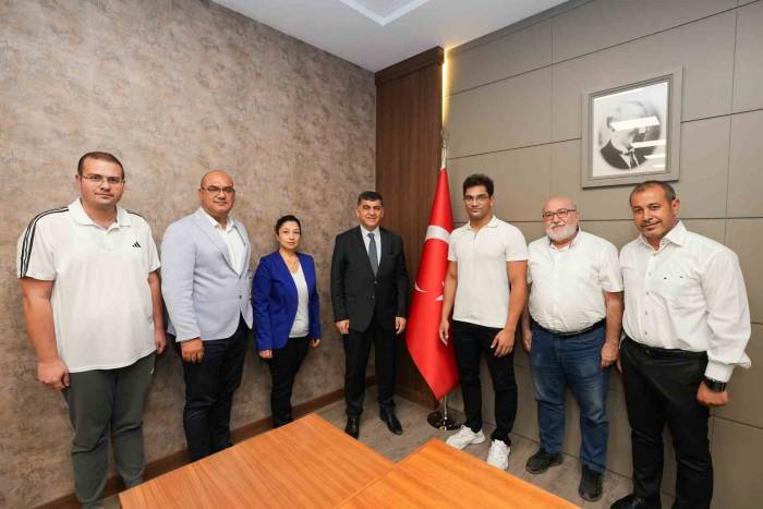 Şampiyon, Kariyerine Yuvasında Devam Edecek