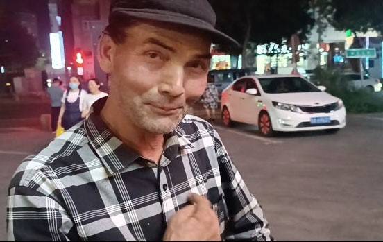 Urumçi’de Türkiye Sevgisi: Kalbini Gösterdi