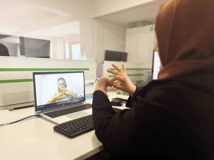 ’işaret Dili Görüşme Hattı’ Müşterilerin Hayatını Kolaylaştırıyor