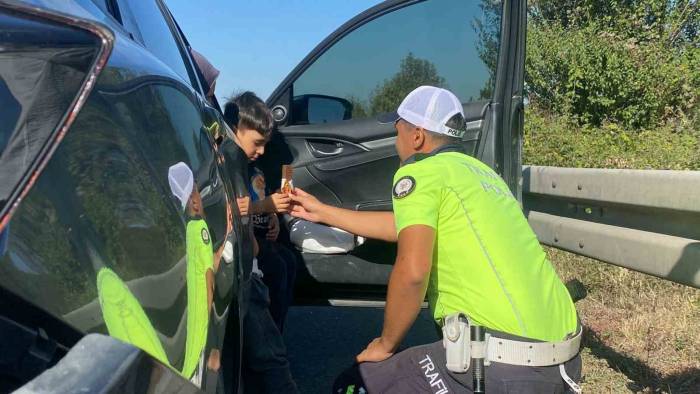 Kazada Korkan Çocukları Polis Amcadan Çikolata Ve Su