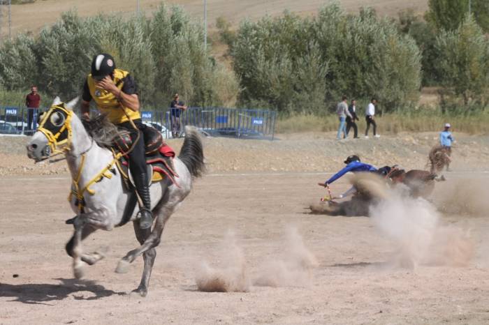 Nefeslerin Tutulduğu Türkiye Cirit Şampiyonasında 3 Sporcu Attan Düştü