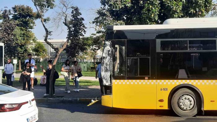 Beyoğlu’nda Tramvay İett Otobüsüne Çarptı