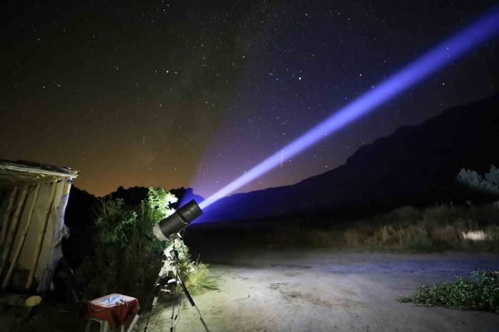 Nemrut’ta Ayılar Bu Kez De Bagajdan Yiyecek Çaldı