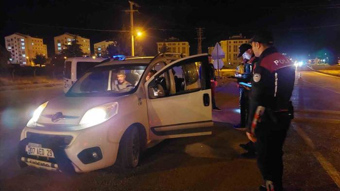 Burdur’da Polisin Şok Uygulamasında 2 Ruhsatsız Silah Ele Geçirildi