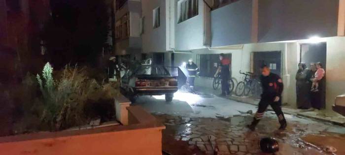 Park Halindeki Otomobil Alev Topuna Döndü