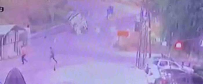 Virajı Alamayan Kamyonetin Devrilme Anı Güvenlik Kamerasında