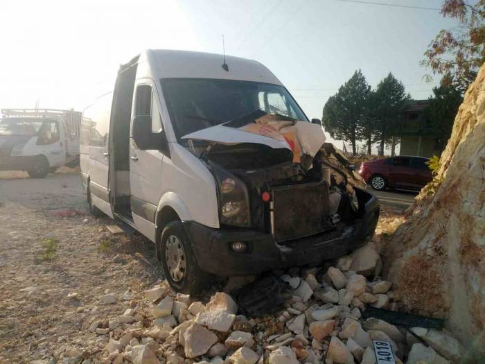 Tıra Çarpmamak İçin Manevra Yapan Yolcu Servisi Kayalık Alana Çarptı: 1 Yaralı