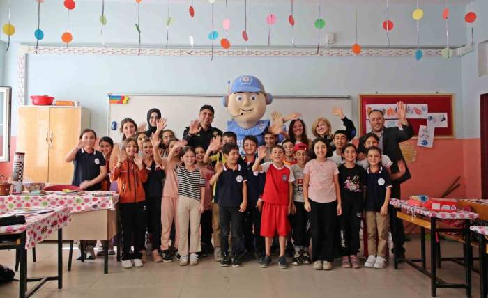 Hakkari Polisinin Eğitime Desteği Sürüyor