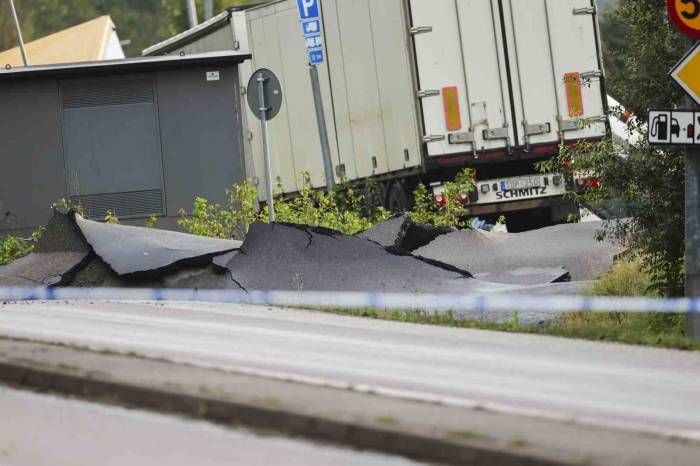 İsveç’te Otoyol Çöktü: 3 Yaralı