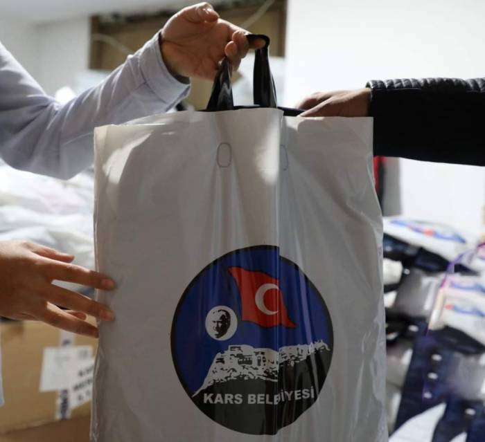 Kars Belediyesi’nden Vatandaşlara Gıda Ve Temizlik Malzemesi Desteği
