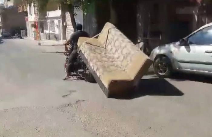 Yük Taşımacılığının Böylesi ’pes’ Dedirtti: Kanepeyi Motosikletle Taşıdı