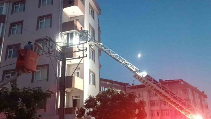 Bina Duman Doldu, Mahsur Kalan Vatandaşları İtfaiye Kurtardı