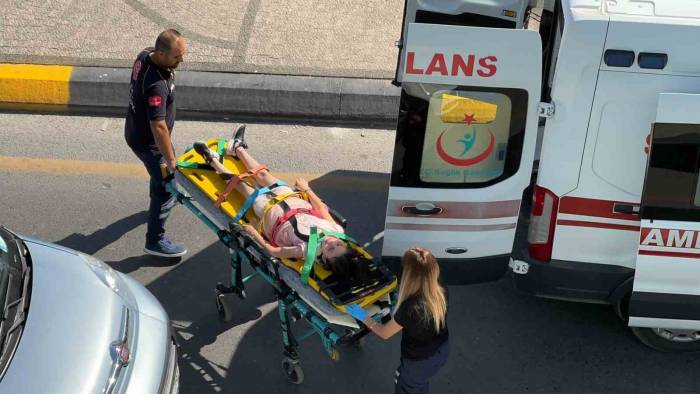 Karşıya Geçmek İsterken Hafif Ticari Araç Çarptı: 1 Yaralı