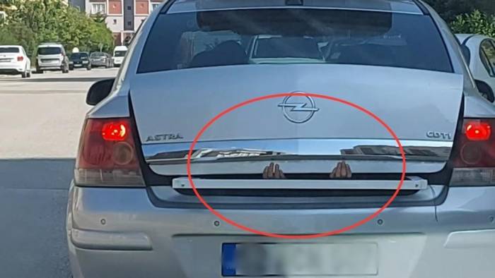 Seyir Halindeki Aracın Bagaj Kapağının Açılmaması İçin Tehlikeli Çözüm