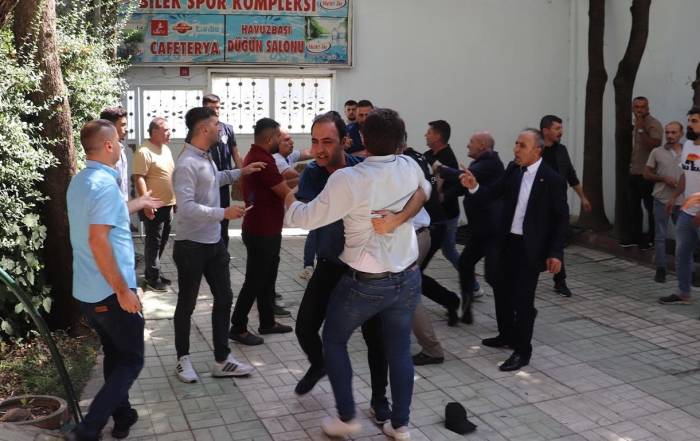 Siirt Chp Kongresinde Sandalyeler Havada Uçuştu