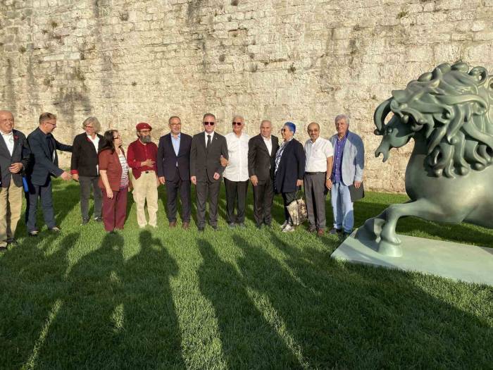 “At’nağme” Sergisi Fatih Belediyesi’nin İki Gözde Mekanında Sergilenmeye Başlandı