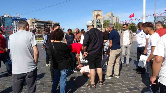Taksim’de Bayılan Turistin Yardımına Çevredekiler Yetişti