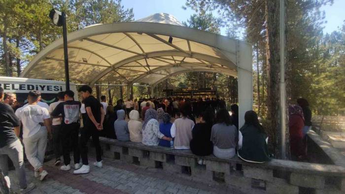 Balkondan Düşerek Ölen Genç Kızı Okul Arkadaşları Gözyaşlarıyla Uğurladı