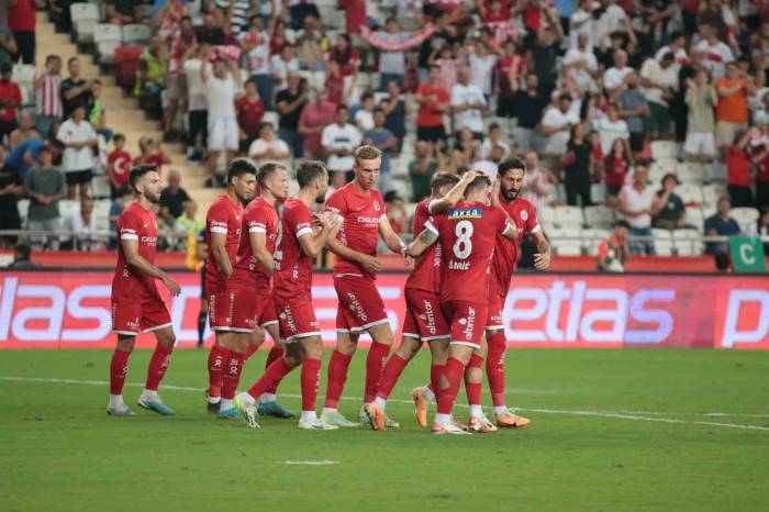 Trendyol Süper Lig: Antalyaspor: 2 - Samsunspor: 0 (İlk Yarı)