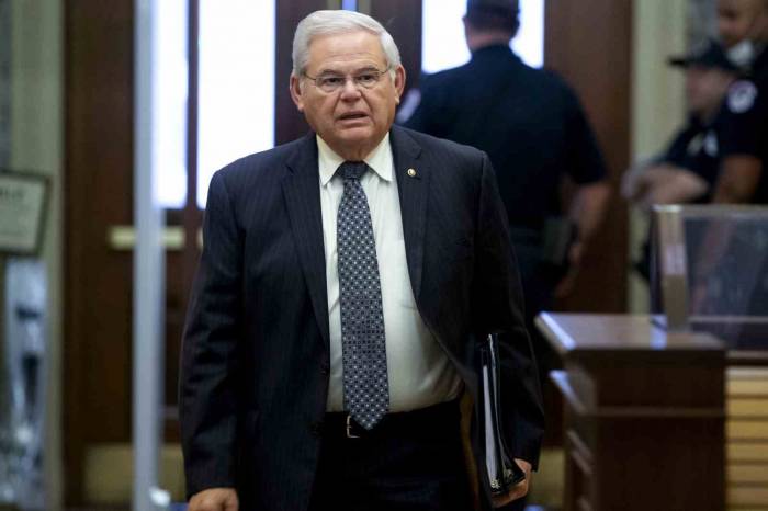 Abd’de Rüşvetle Suçlanan Türkiye Karşıtı Menendez, Senato’daki Görevinden Ayrıldı
