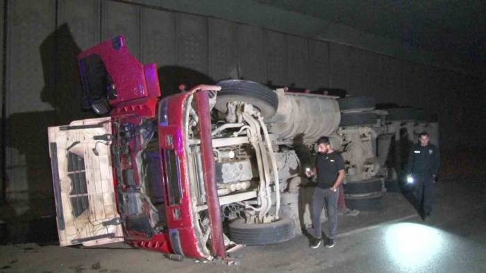 Tuzla’da Virajı Alamayan Hafriyat Kamyonu Yan Yattı: 1 Yaralı