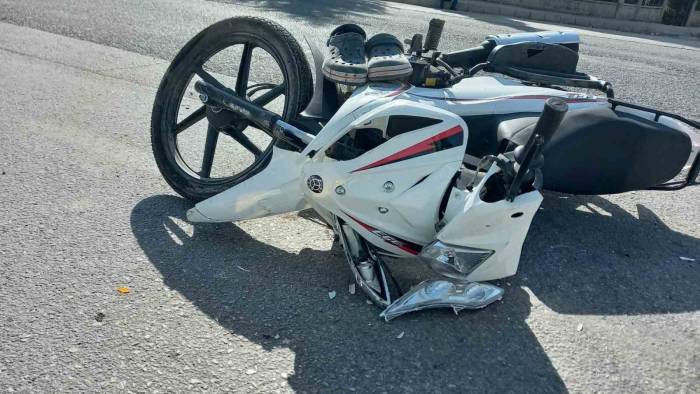 Motosiklet İle Minibüs Çarpıştı: 1 Ağır Yaralı