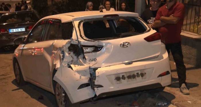 Freni Tutmayan İş Makinesi Park Halindeki Araçlara Çarptı: 2 Yaralı