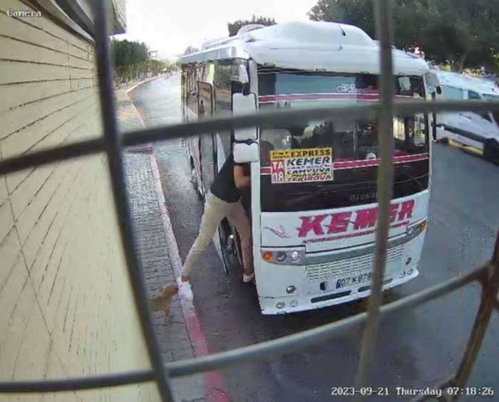 Midibüs Şoförü İle Yavru Köpeğin İnatlaşması Mutlu Sonla Bitti