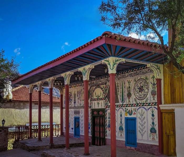 212 Yıllık Tarihi Cami, Kök Boyası İşlemeleriyle Canlılığını Koruyor