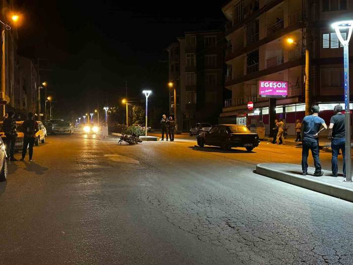 Otomobille Çarpışan Motosikletli Ağır Yaralandı