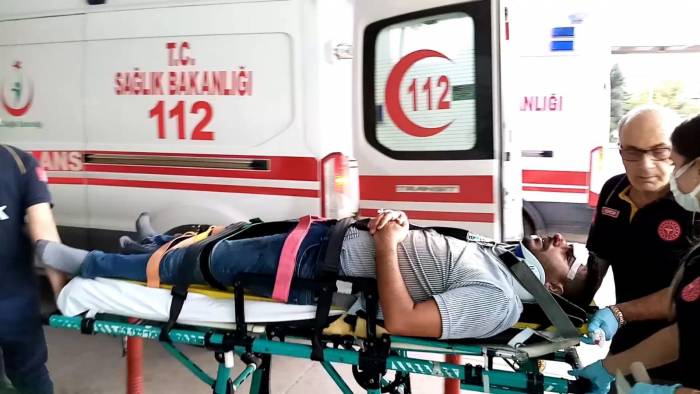 Bursa’da 2 Otomobil Kafa Kafaya Çarpıştı: 1’i Bebek 6 Kişi Yaralandı