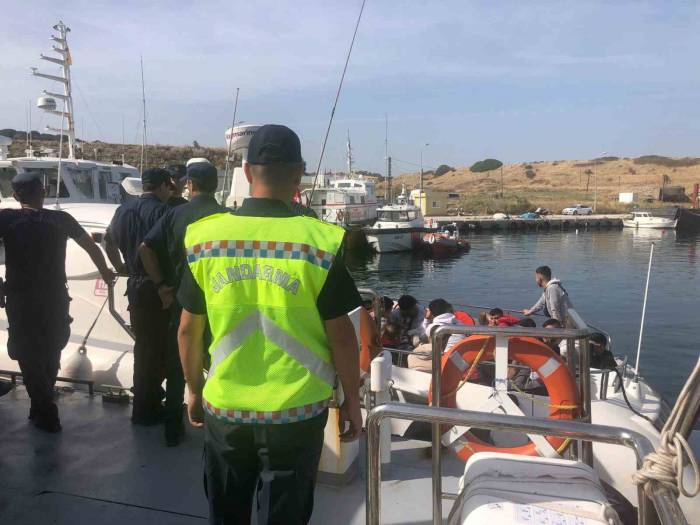 Kaptanı Alkollü Olan Teknede 25 Kaçak Göçmen Yakalandı