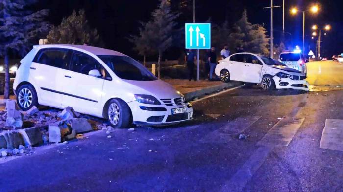 Kavşakta İki Otomobil Çarpıştı: 2 Yaralı