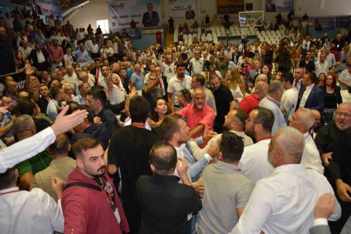Chp Manisa İl Kongresi’nde Arbede