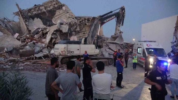 Yıkım Sırasında Bina İş Makinasının Üzerine Çöktü, Operatör Hayatını Kaybetti