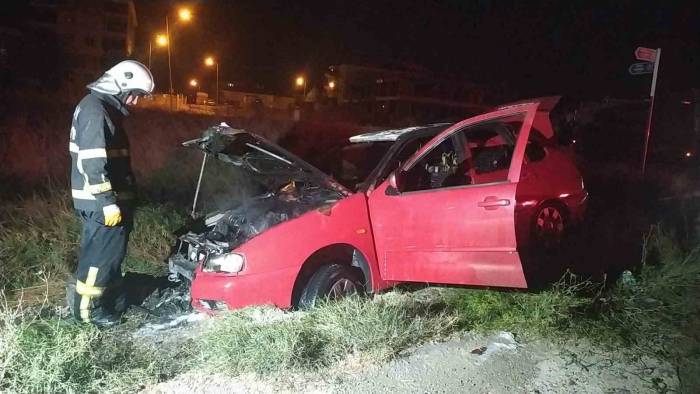 Yanan Otomobilin Sürücüsü Son Anda Kurtuldu