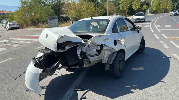 Düzce’de Otomobil Aydınlatma Direğine Çarptı: 1 Yaralı