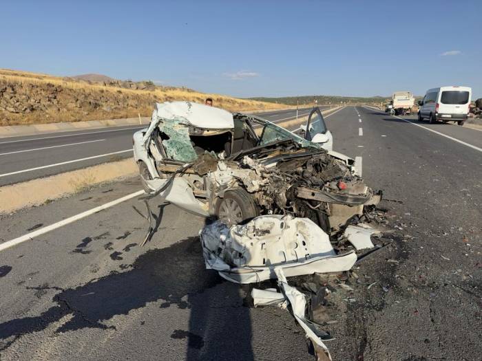 Elazığ’da Kamyonla Çarpışan Otomobil Hurdaya Döndü: 1 Ölü, 1 Yaralı